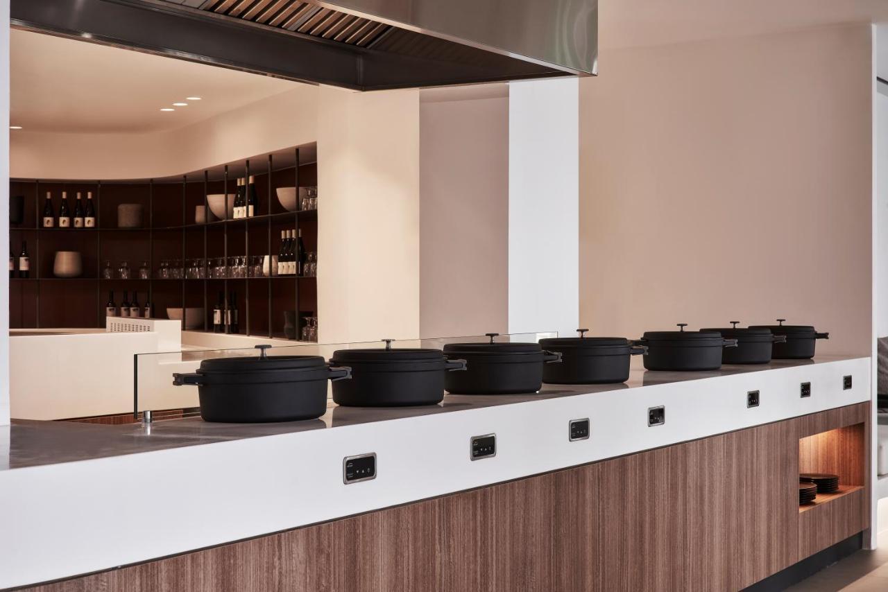 Orama Hotel & Spa 산토리니 외부 사진 A row of hot plates