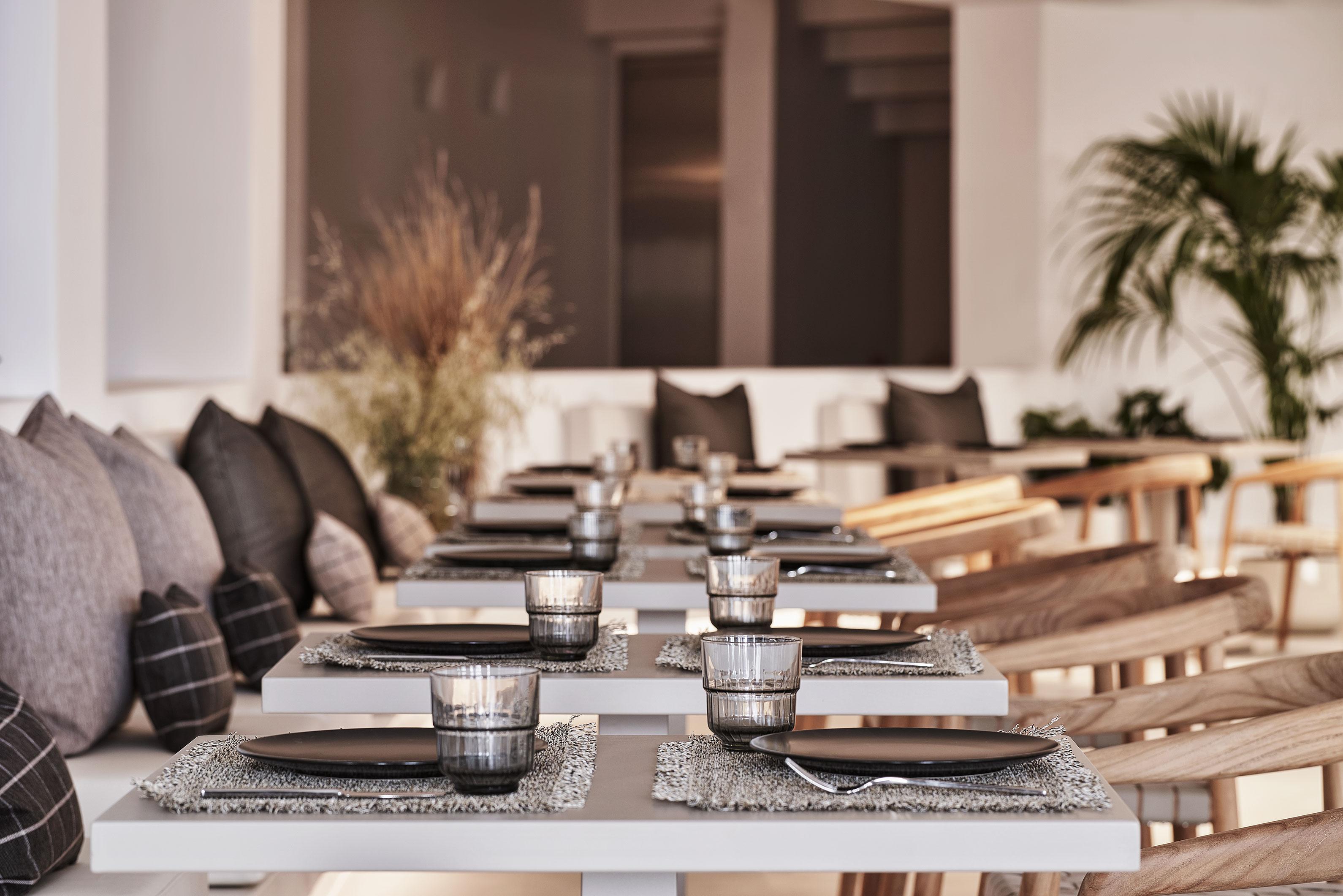 Orama Hotel & Spa 산토리니 외부 사진 A table set for dinner